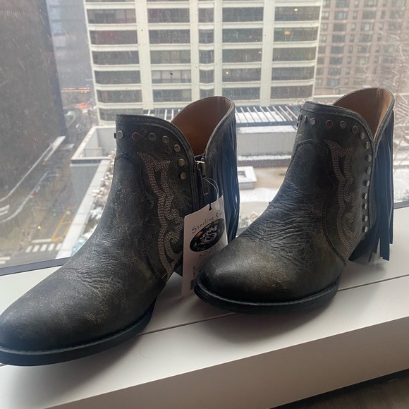 sterling river Shoes - NWT beautiful Sterling River distressed black (grey) fringe booties, size 9.